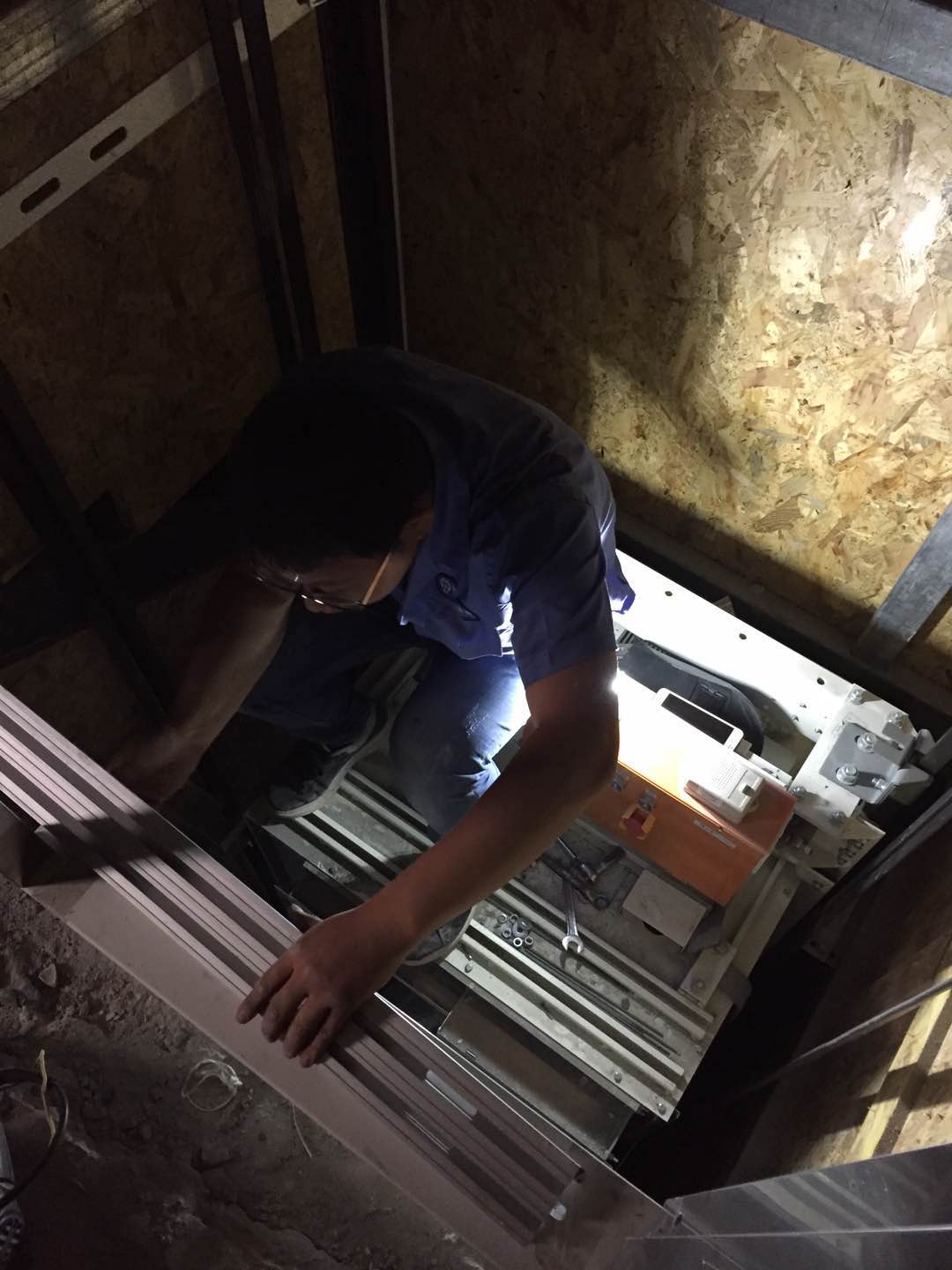 不一樣的安裝；
電梯安裝何等重要，直接決定電梯的性能；
萬安佳居您的不二選擇。 萬安佳居電梯